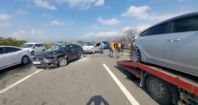 Otoyolda 5 araç birbiriyle çarpıştı: 6 yaralı