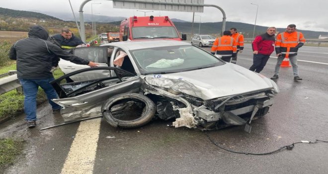 Otoyolda bariyerlere çarptı: 2 yaralı