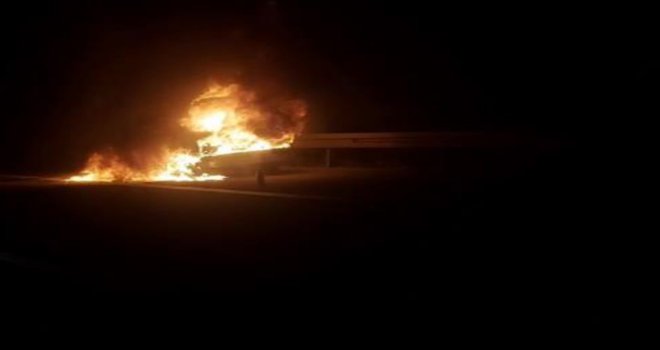 Otoyolda otomobil alev alev yandı.......