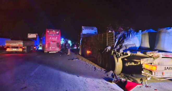 Otoyolda yolcu otobüsü tıra çarptı: 6 yaralı....