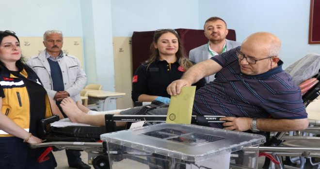 Oy kullanmaya ambulans ile gitti.....