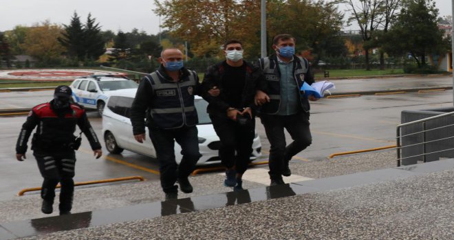 Paket servis taşıyan kuryeyi kendisini vuracağını düşünerek ayağından yaraladı