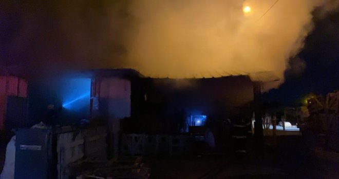 Palet dükkanında çıkan yangının dumanları gökyüzünü sardı