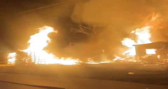 Palet fabrikasında çıkan yangının alevleri geceyi aydınlattı