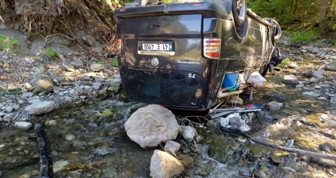 Panelvan araç dereye uçtu….