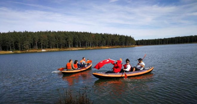 Paraşütçü ve kanoculardan Ata’ya saygı etkinliği