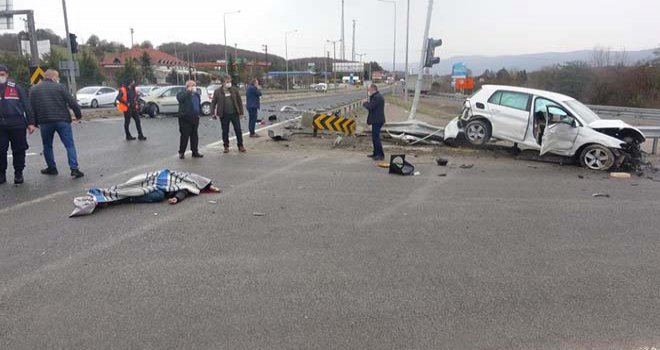 Parçalara ayrılan otomobilden yola fırlayan yolcu öldü