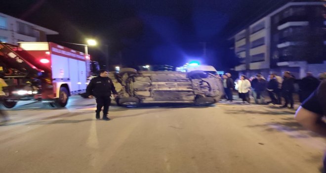 Park halindeki 2 araca çarpan otomobil yolda yan yattı