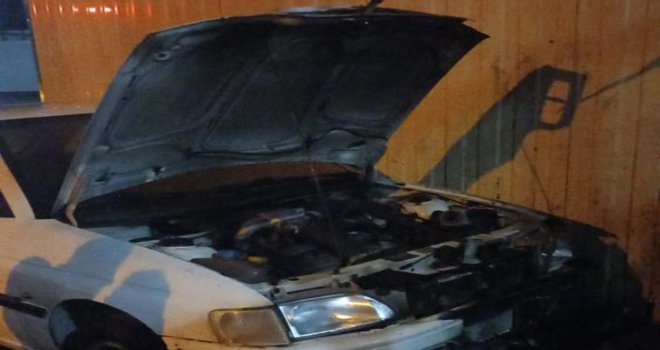 Park halindeki otomobilin motor kısmı alev aldı