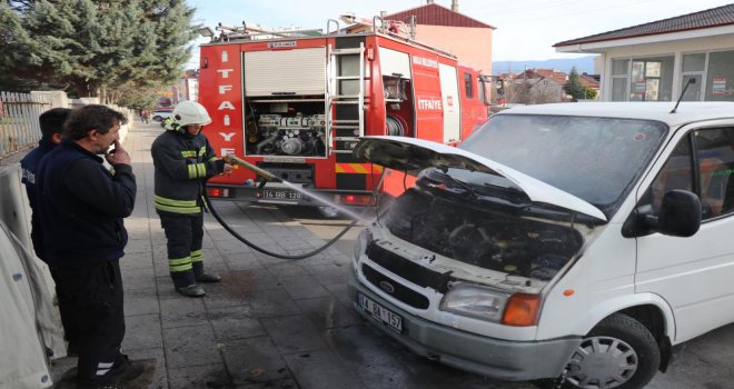 Park halindeyken yanan minibüste maddi hasar oluştu