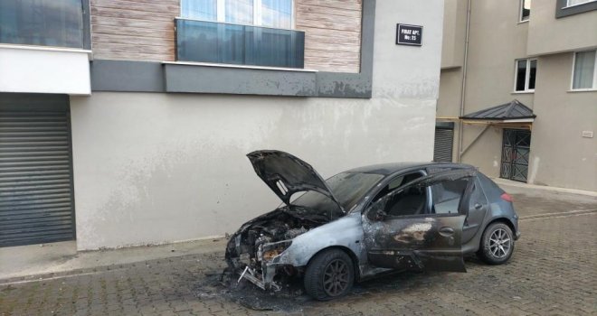 Park halindeyken yanan otomobil kullanılamaz hale geldi.....