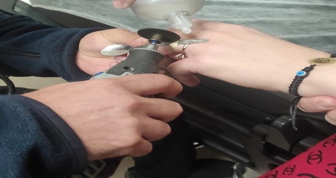 Parmağına yüzük sıkıştı, soluğu hastanede aldı....