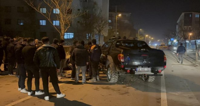 Pikap ve otomobil kafa kafaya çarpıştı: 3 yaralı