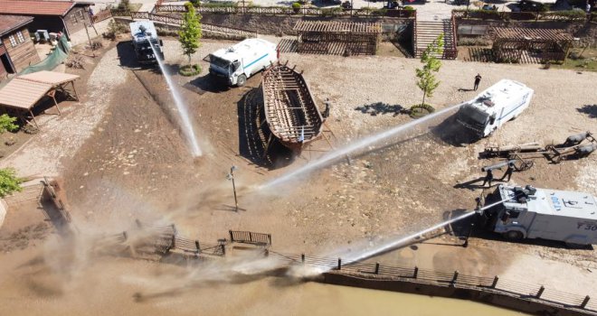 Polis ekipleri sel bölgesinde TOMA’larla temizlik çalışmalarına destek veriyor