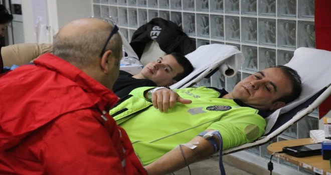 Polisler can kurtarmak için kan verdi.....