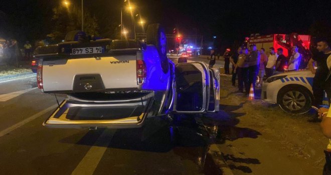 Refüjdeki ağaç ve demir tellere çarpan pikap, karşı yöne savurularak ters döndü