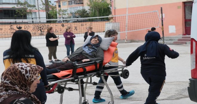 Sandığa sedye ile taşındı...............