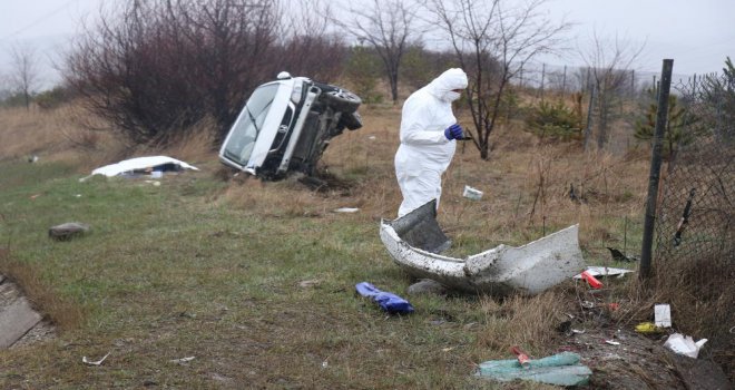 Şarampole uçan otomobilden fırlayan sürücü öldü