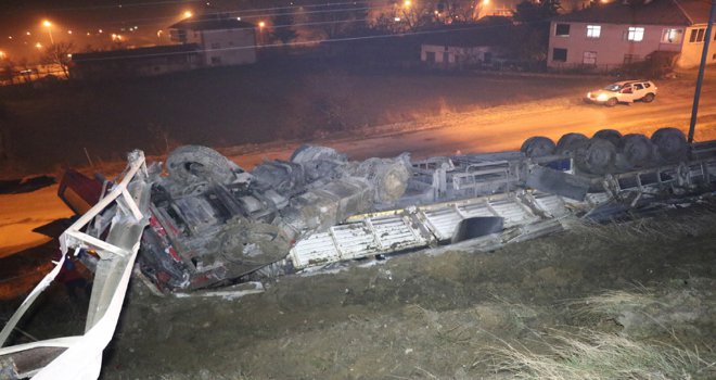 Şarampole uçan tırın sürücüsü burnu bile kanamadan kurtuldu