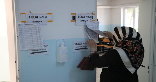 Seçmenler yeni muhtarları seçmek için sandık başına gitti