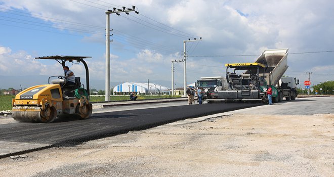 Şehir içi ulaşım ağı sıcak asfaltla yenileniyor