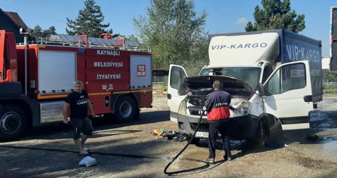 Seyir halindeki kamyonette korkutan yangın