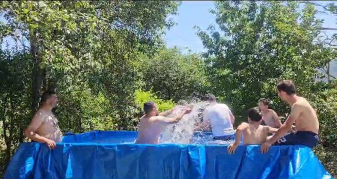 Sıcaktan bunalan gençler çareyi traktör römorkunda buldu...