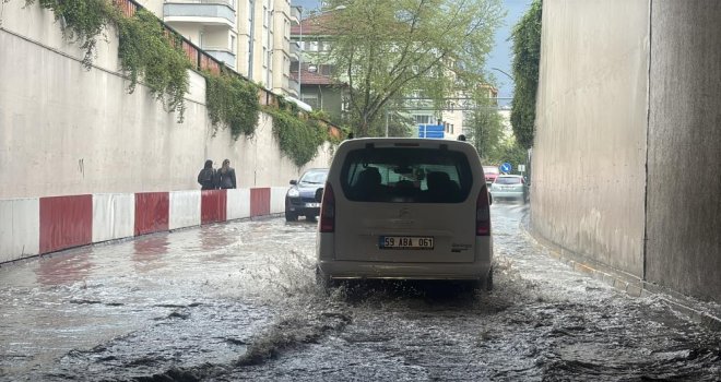 Şiddetli dolu etrafı beyaza bürüdü: Alt geçitler suyla doldu