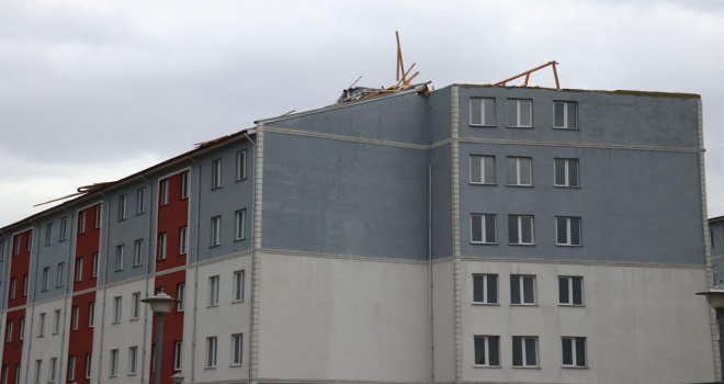 Şiddetli fırtına çatıları uçurdu, ağaçlar devrildi