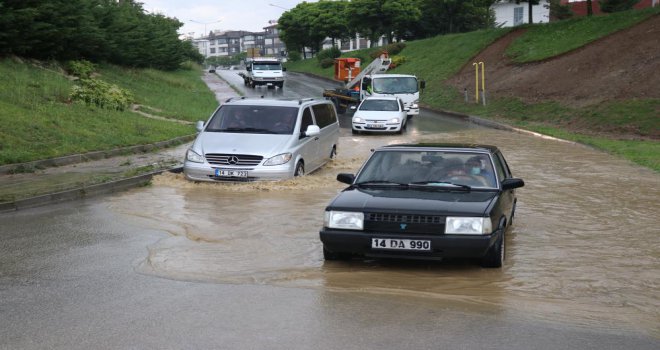 Şiddetli yağmur caddeleri suyla doldurdu......