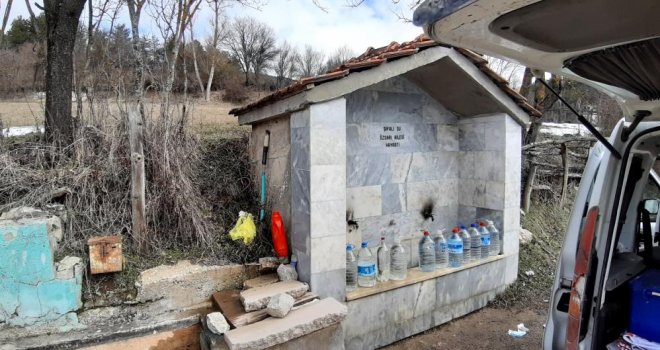 Şifalı olduğu iddia edilen suya yoğun ilgi.....