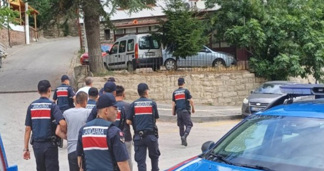 Silahlı yağma suçundan aranan şahıslar yakayı ele verdi..