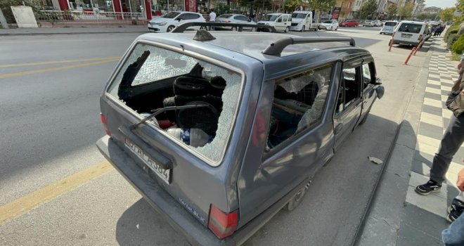 Sinir krizi geçiren vatandaş otomobilini hurdaya çevirdi