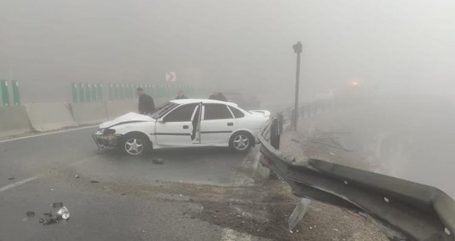 Sis sebebiyle kontrolden çıkan otomobil bariyerlere çarptı