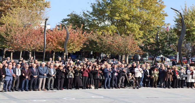 Siyasal partiler ve Sivil toplum kuruluşlarının çelenk koyma törenine yoğun katılım oldu