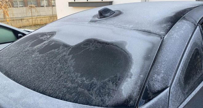 Soğuk hava sebebiyle çimler ve otomobil camları buz tuttu