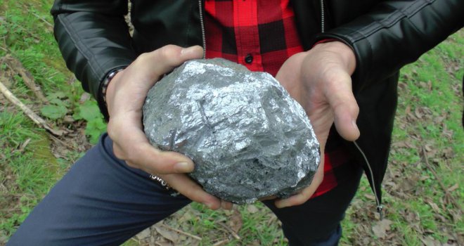 Sohbet ettikleri bahçeye gürültü ile düşen 9.5 kiloluk taş meteor sevinci yaşattı