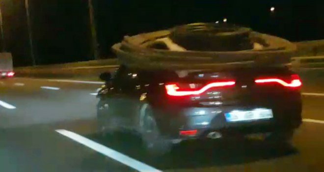 Su borularını kamyon yerine otomobilinin tavanına yükledi, otoyola çıktı