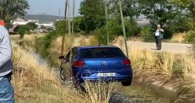 Sulama kanalına uçan otomobil, vinçle çıkarıldı......