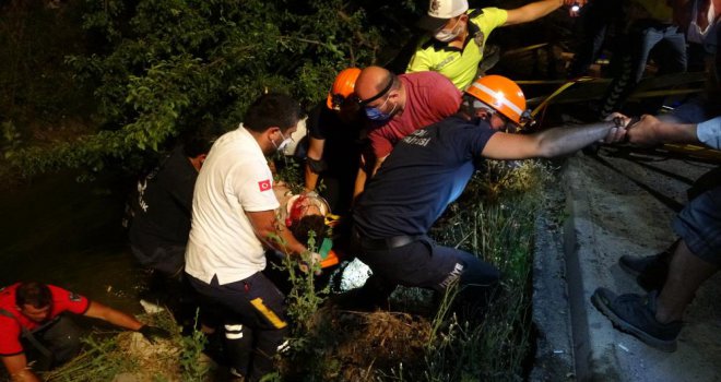 Sulama kanalındaki ağaca çarpan otomobil ikiye bölündü: 1 ağır yaralı