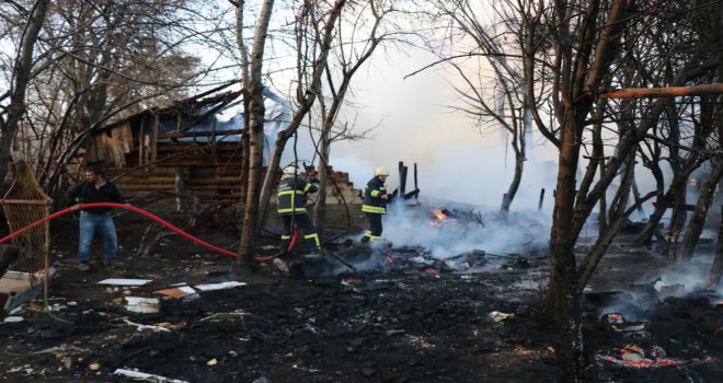 Suriyeli sığınmacıların yaşadığı evin odunluğu alev alev yandı