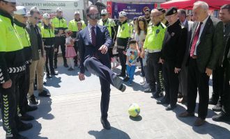  Alkol simülasyon gözlüğü takanlar, ayaklarının ucundaki topa vuramadı