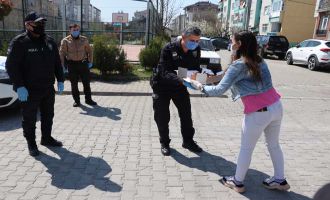  Vatandaşların alkış ve pastayla karşıladığı ekipler duygulu anlar yaşadı