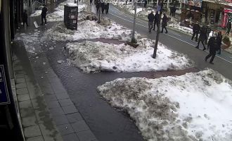 1 metrelik buz kütlesinin 2 kişinin yakınına düşmesi güvenlik kamerasına yansıdı