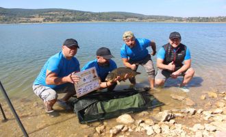 100 sporcu en büyük balığı yakalamak için mücadeleye başladı