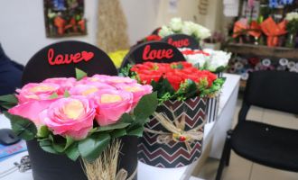 14 Şubat Sevgililer Günü öncesinde orkide ve kırmızı gül oldukça revaçta