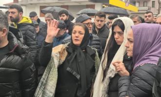 1,5 ay önce sarılarak yolcu ettiği kızını bu kez öpücük göndererek son yolculuğuna uğurladı