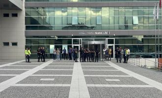 19 yıllık faili meçhul cinayetin şüphelisi adliyede ikinci kattan atlayarak hayatını kaybetti