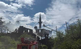 2 ahşap ev ve 1 cami küle döndü