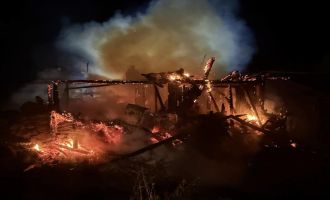 2 katlı ahşap ev küle döndü.........